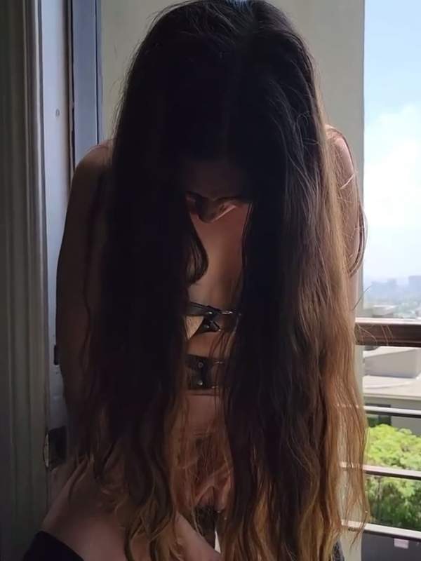 Langes haariges Mädchen fickt ihre Muschi mit dem Dildo auf dem Balkon