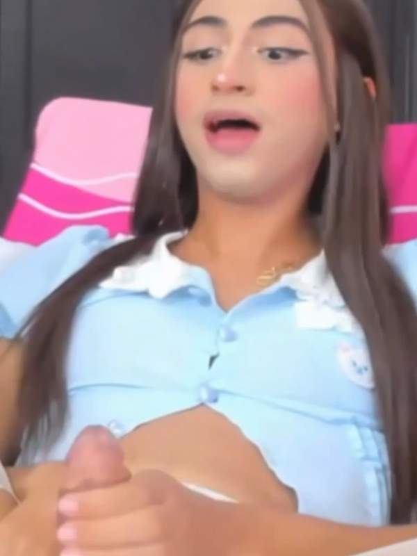 Süsse E-girl Trans zuckt ihren Schwanz