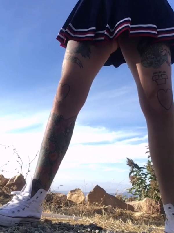 Wildes Teen mit haariger Muschi und Tattoos beim Piss
