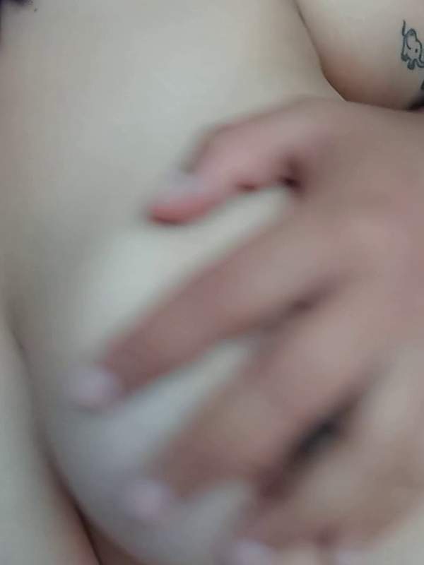Lila behaarte Blondine mit Titten und Arsch
