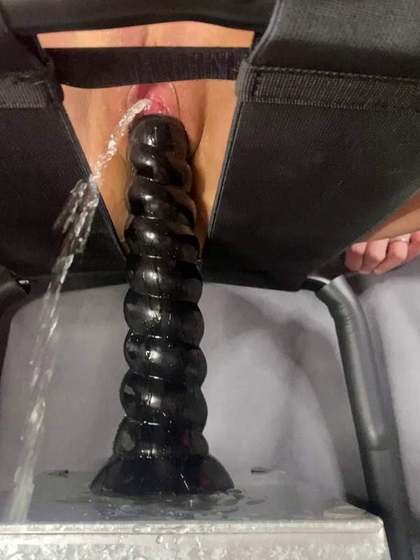Sitzend schön mit einer Hose in meinem saftigen Liebesloch - bereit für ein Spritzen-Gas? Dildospiele dabei