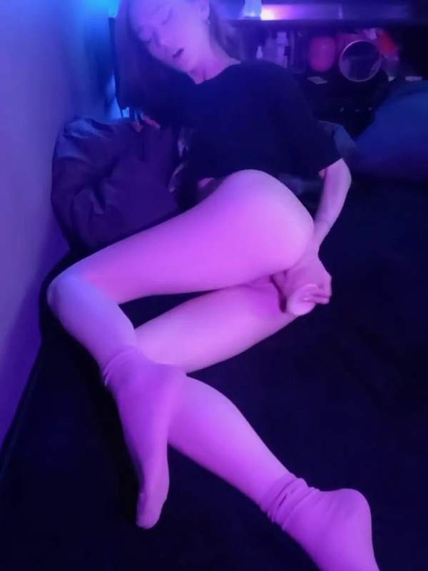 Leck mir den Schwanz und ich zeige dir wie du mit dem Dildo spielst