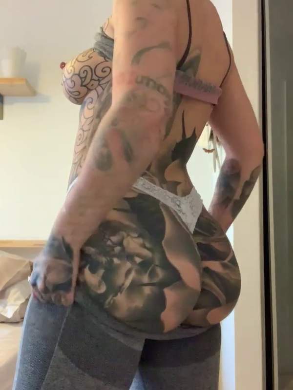 Meine tätowierte Arschfotze - du willst mehr sehen?