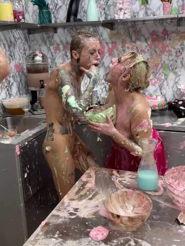 PowerFetish.com - Sasha Beart und Brittany Bardot ficken sich vor der Kamera