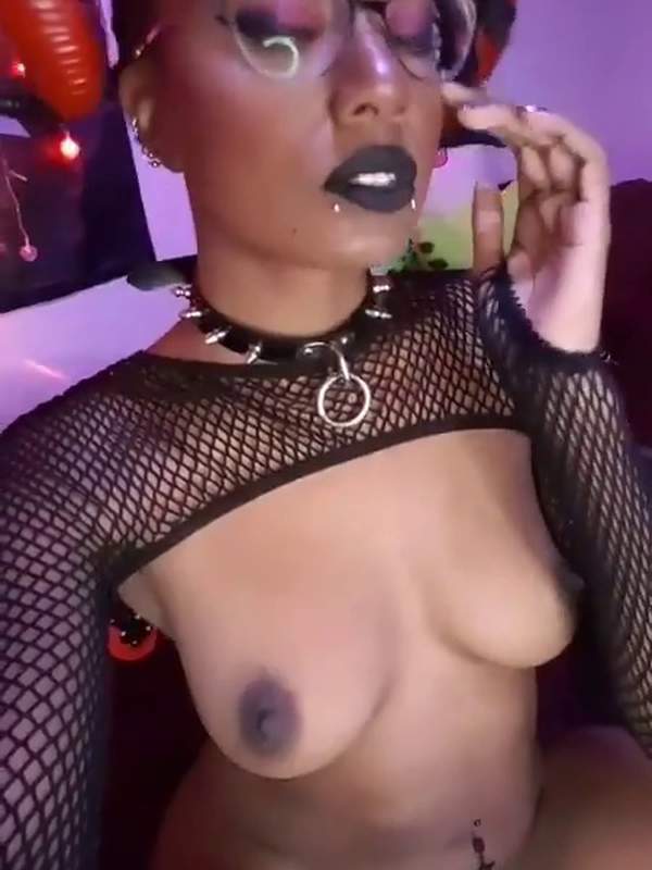 Deine geile schwarze Traumfrau mit Brille und Titten - bereit für dich zu reiten