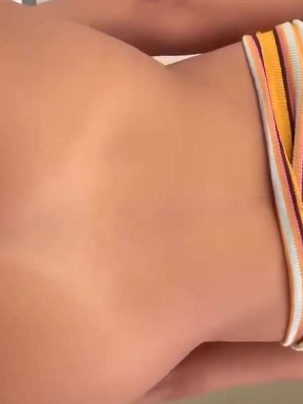 Latina mit riesigem Arsch zuckt vor Lust