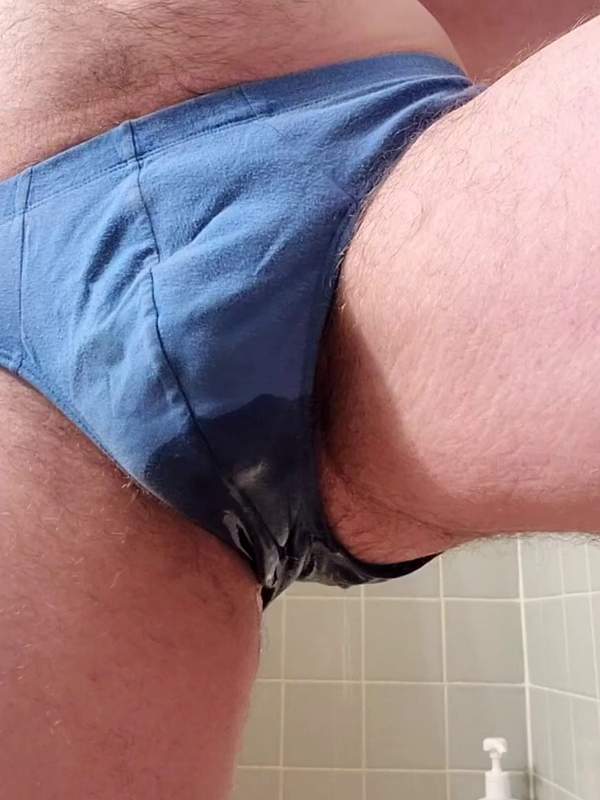 Ich habe meinen sexy blauen Strapsen gefickt