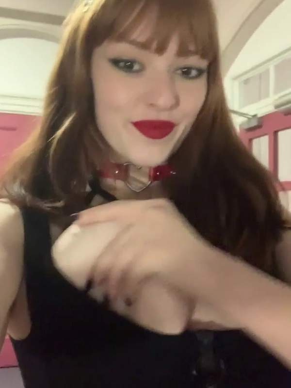 Sexy Vixen mit prallen Titten zeigt ihre feuchten Möpse
