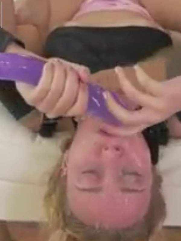 Pussyleckender Fick mit Lila Dildo - tiefes Schlucken