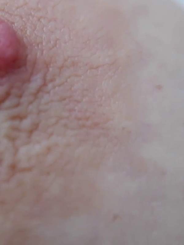 Vollbusige MILF wichst ihre riesigen Titten
