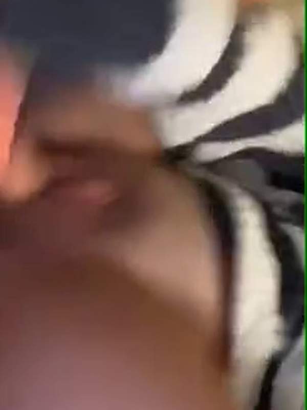Hübsche Brünette fickt sich mit dem Dildo
