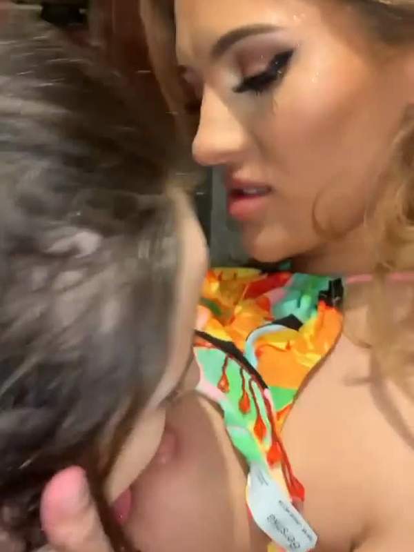 Mädchen im Badezimmer - lesbisches Sexvideo