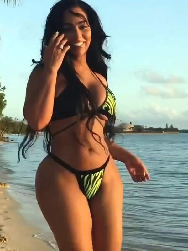 Latina Göttin beim Chatting mit dem Handy gefickt - Arschpopper im Strandkleid