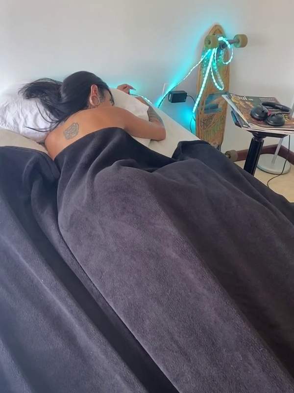 Tätowierte Minx zeigt ihren süßen Arsch und Muschi unter dem Bett