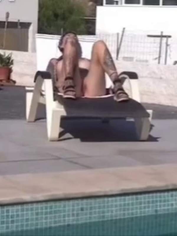 Tätowierte Muschi beim Sonnenbaden - voyeurisches Porno