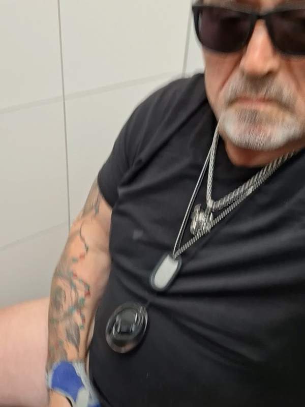 Alter Kerl wichst sich vor dem WC