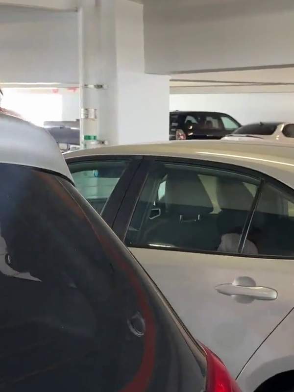 Rothaarige Studentin strippt in der öffentlichen Garage
