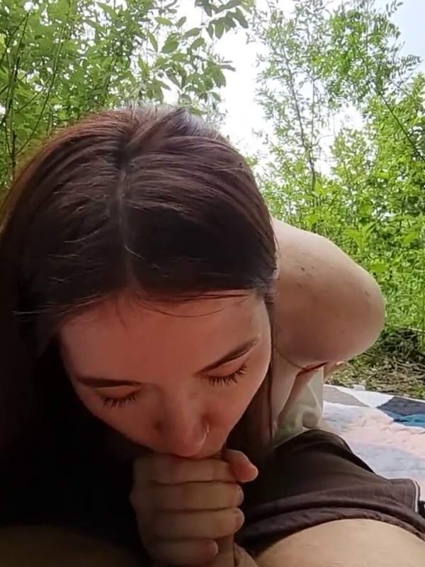 Blowjob und schneller Fick im öffentlichen Park