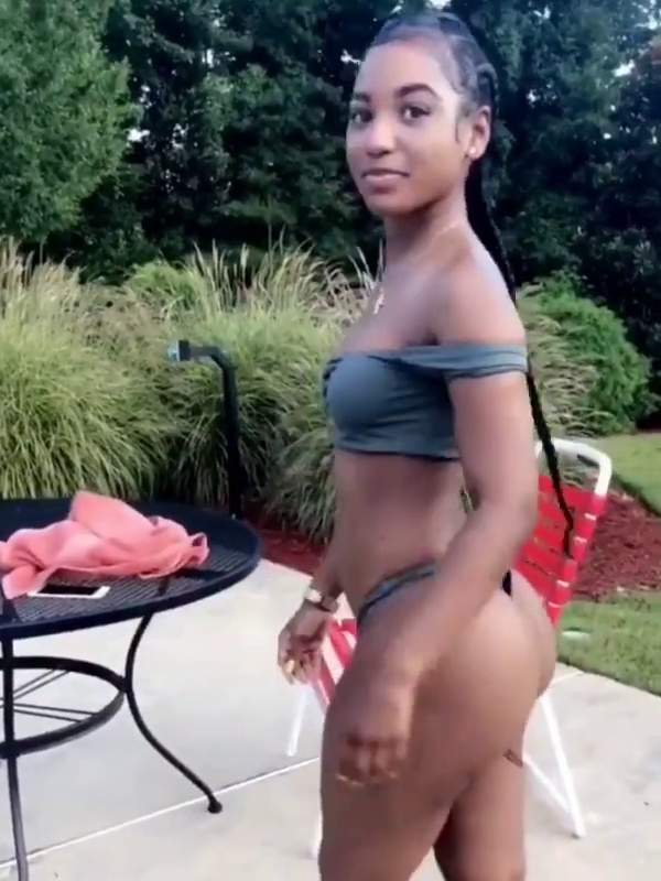 Ebony Queen zeigt ihren großen Arsch
