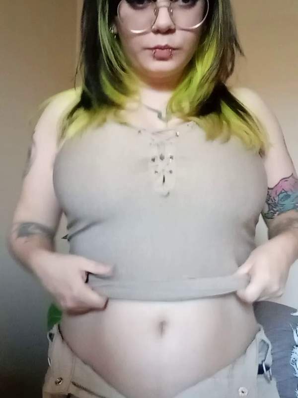 Ich zeige dir meine Titten und mein Gesicht