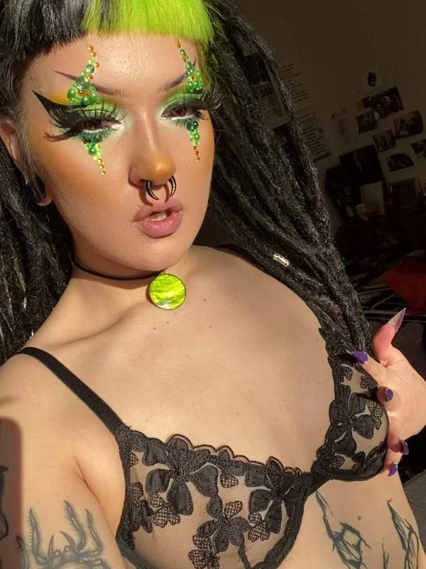 Deine gothische Königin mit grünen Locken und Piercings