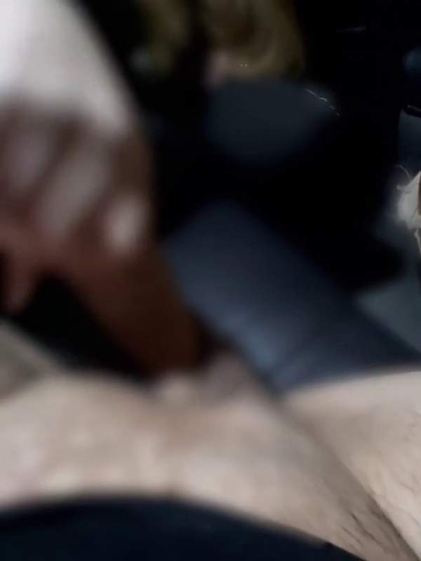 Junge japanische Hure mit großen Titten beim Handjob