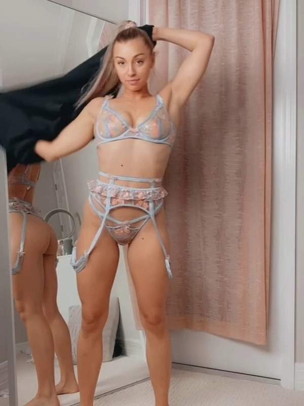 Ich stehe vor dem Spiegel und sehe meine sexy Muschi