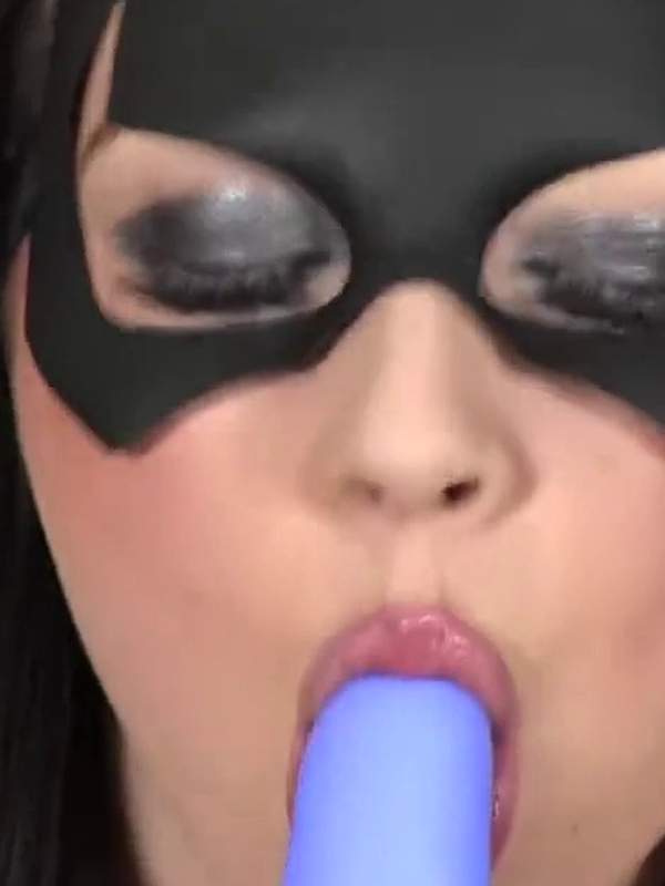 Mollige Batgirl leckt fetten Schwanz mit Dildos