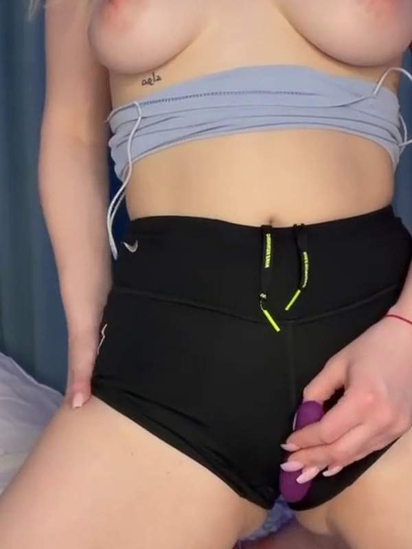 Geiles Spiel mit der Muschi bringt die Blondine zum Orgasmus