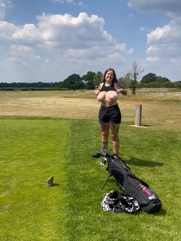Rothaarige Blondine zeigt ihre Titten beim Golfsport