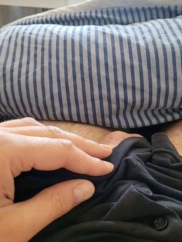 Er reitet sich selbst mit dem Schwanz