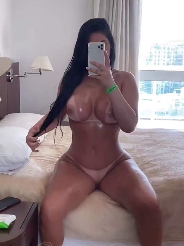 Sie fickt mit ihrem Freund im Hotelzimmer