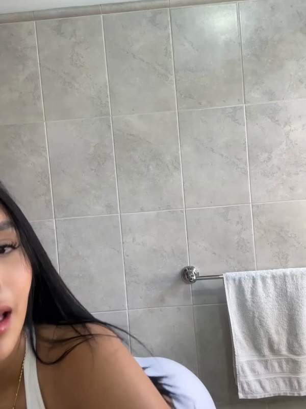 Heisse Latina spielt mit sich selbst