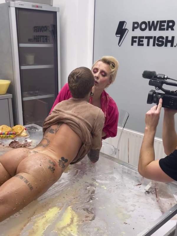 Brittany Bardot - Sasha Beart - Ein Kerl wird von einer kurzen Blondine geküsst