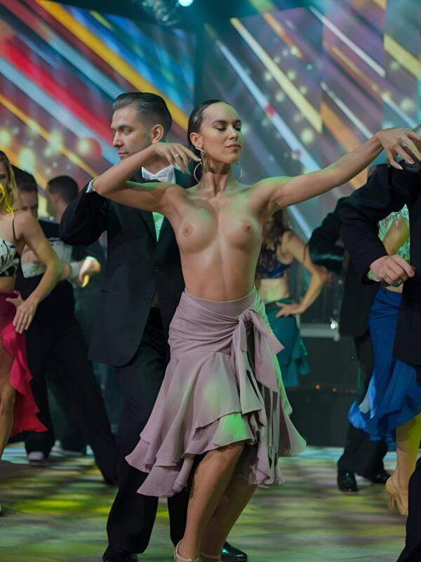 Vorbereitung auf ein scharfes Abendessen mit nackten Frauen beim Salsa Club