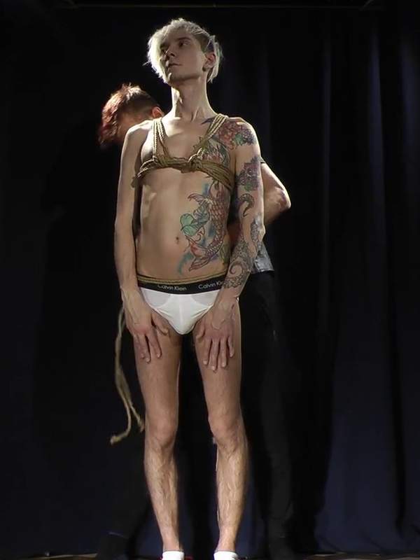 Nicky Bondage - ein geiles Girl mit Tattoos