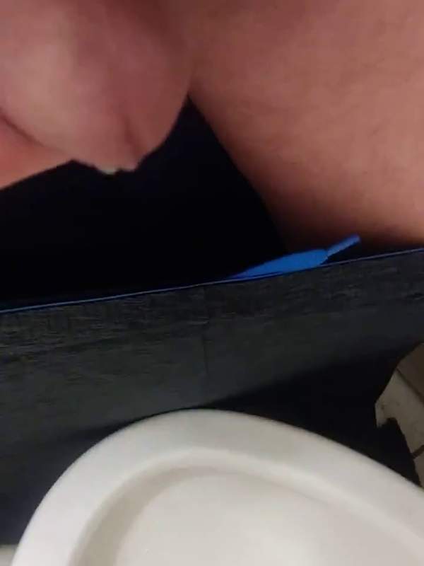 Er masturbiert mit dem Schwanz in seinem Arsch