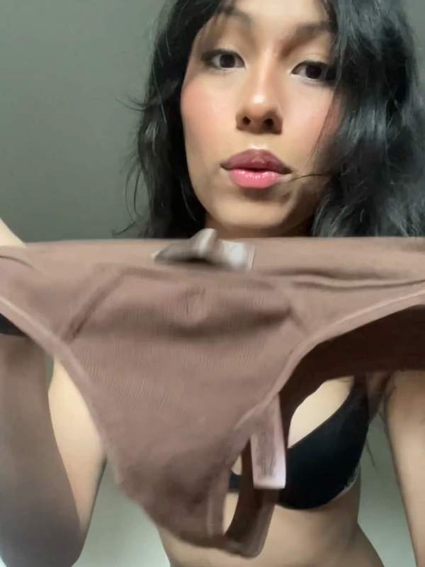 Latina Teen zeigt ihre Muschi und ihren Schwanz
