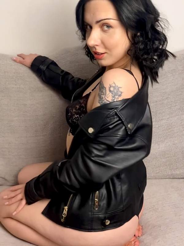 Ein geiles Mädchen mit riesigem Arsch
