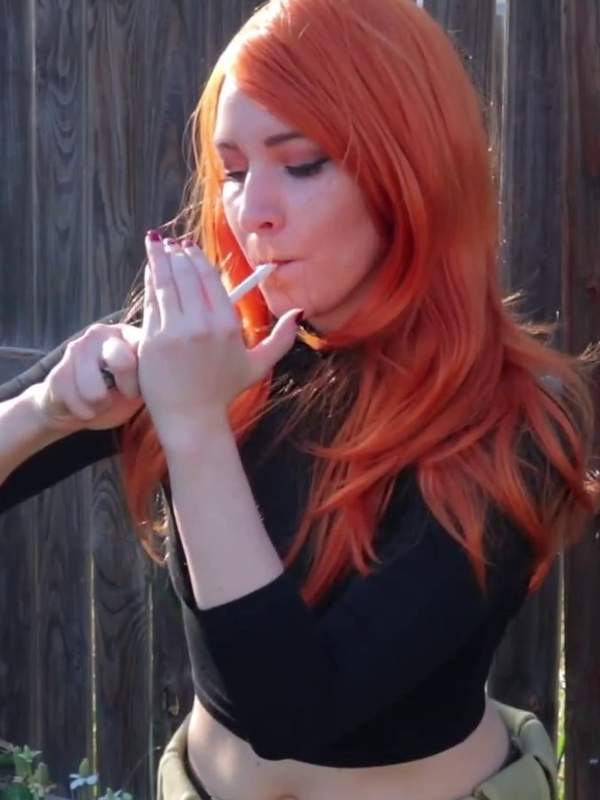Kim Possible macht sich draußen einen Rauchpause