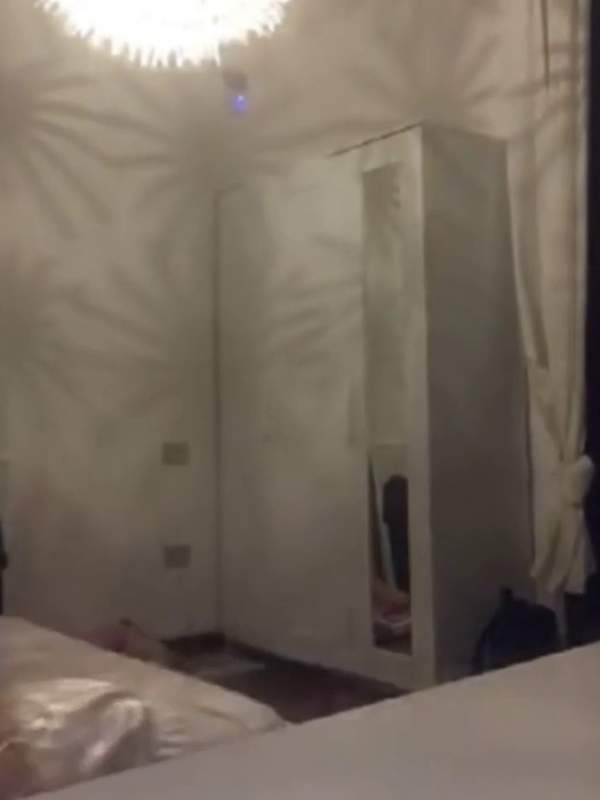 Massive Titten unter der Kronleuchte - lustiger Sex mit dem Lichtstrahl
