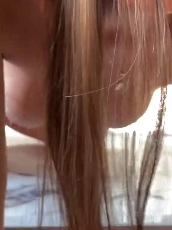 Sexy Girl mit großen Titten beim Strippen