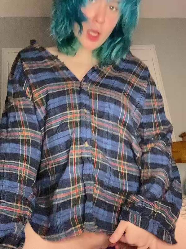 Blauhaarige mit Tattoos liebt es mit ihrem Dildo zu spielen