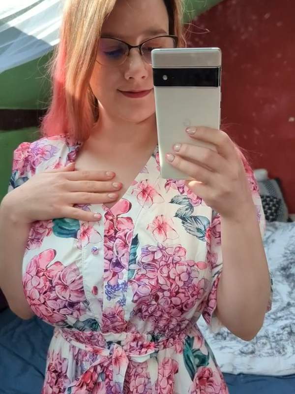 Sexy Brille - geile Titten in Blumenkleidung