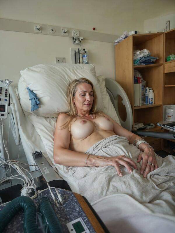 Hier braucht man keine Scham - nackte Frau liegt im Krankenhaus