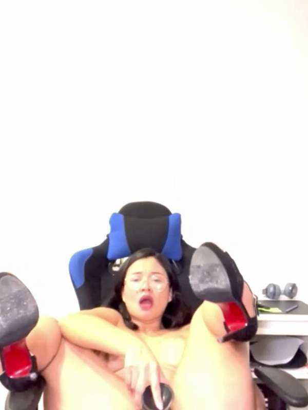 Asiatische fickt mit ihrem Dildo - du willst sehen was sie macht