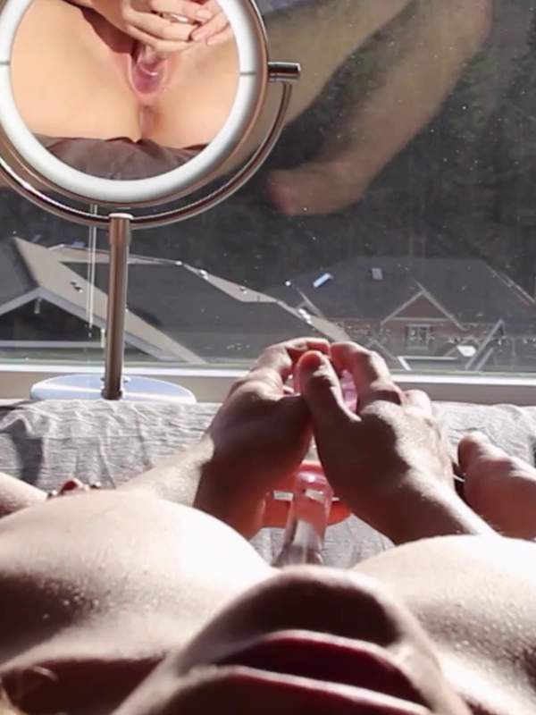 Ein mutiger Muschikünstler liebt es mit dem Dildo zu spielen POV