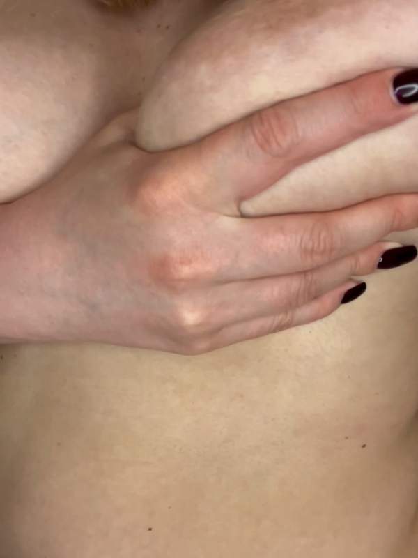Geile Frau spielt mit ihren Titten