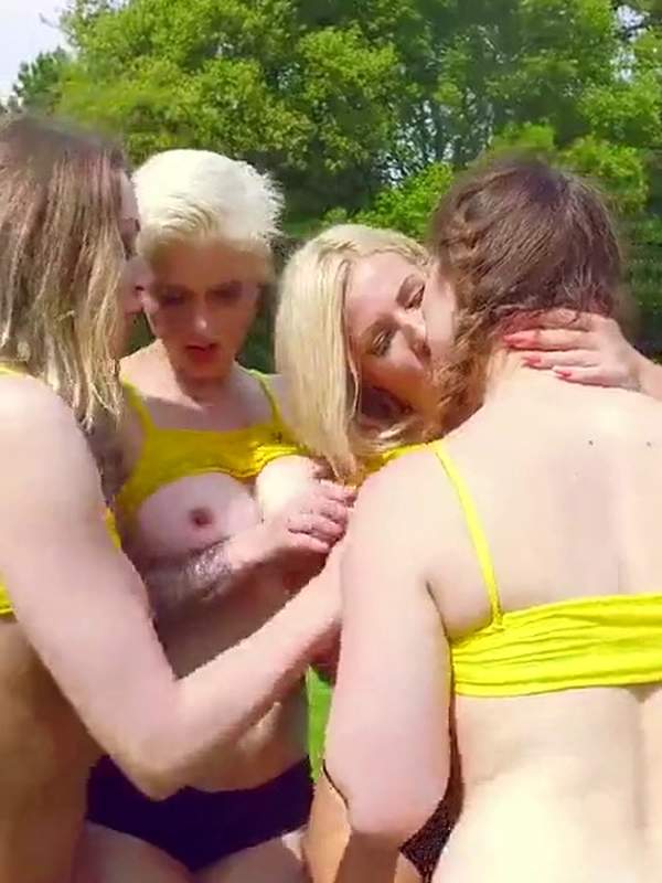 Wunderschöne Busenbabes ficken sich unter dem strahlenden Sonnenlicht - Titten raus Hemmungen rein
