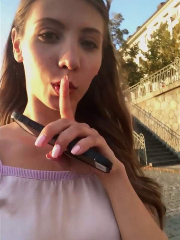 Eine brünette Vixen mit ihren Fingern und ihrer Muschi